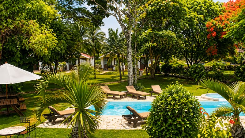 La piscine et le jardin tropical, avec les bungalows en arrière-plan