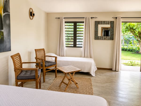 Coin salon d'un bungalow, ouvert de plain-pied sur le jardin